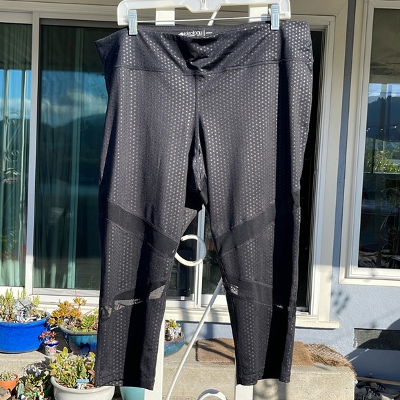 Pants - Black Ideology capri stretch leggings